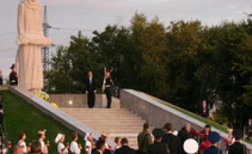 Виктор Ющенко открыл Мемориал жертвам репрессий и Голодомора в Днепропетровске