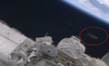 NASA засняло на видео НЛО возле МКС (ВИДЕО)
