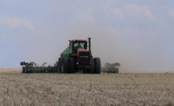 В Донецкой области на поле подорвался трактор: есть пострадавшие