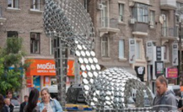 Туфелька из кастрюль в центре Днепропетровска оказалась копией инсталляции португальской художницы (ФОТО)
