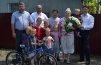 Многодетная семья из Днепропетровской области получила подарки от губернатора Валентина Резниченко