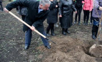 В Днепропетровске к 50-летию школы №117 высадили деревья