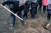 В Днепропетровске к 50-летию школы №117 высадили деревья