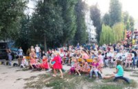 «Кинотеатр во дворе»: 200 днепрян собрались на кинопоказ на Калиновой