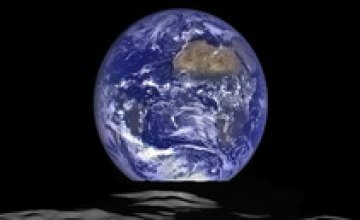 NASA опубликовало снимок Земли в ночном небе Луны 