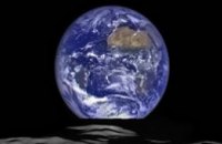 NASA опубликовало снимок Земли в ночном небе Луны 