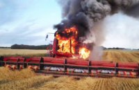 В Днепропетровской области произошел пожар на бригаде: горели три комбайна и грузовик