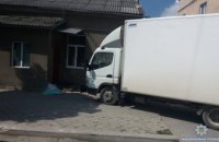 В Тернопольской области грузовик выехал на тротуар и збил мать с ребенком (ФОТО)