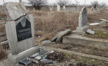 В Днепропетровской области пьяный инвалид надругался над могилами