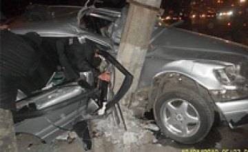 ДТП в Кривом Роге: водитель Mercedes врезался в электрический столб (ФОТО)