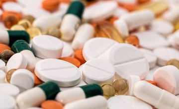 Отравление школьников: в Украине хотят запретить продажу лекарств несовершеннолетним