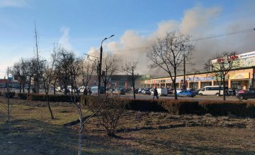 Масштабный пожар на рынке в Днепропетровской области: сгорели торговые павильоны на площади 300 кв м (ФОТО, ВИДЕО)
