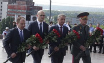 Руководители Днепропетровской области в День скорби возложили цветы к Монументу вечной славы