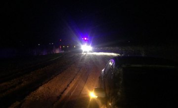 В Луганской области спасателям пришлось вызволять водителей из снежных ловушек (ФОТО)