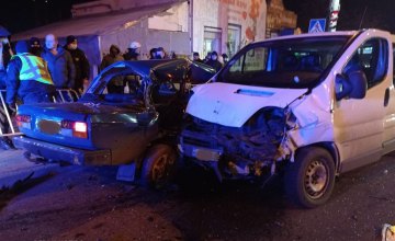 Водитель «ВАЗ-2107» застрял в покореженной машине: в Кривом Роге столкнулись два автомобиля