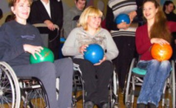 В Никополе инвалиды соревновались в игре в боулинг
