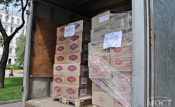 Днепропетровским военнослужащим и переселенцам с Донбасса, живущим в городе, передали 3 тыс. коробок конфет (ФОТО)