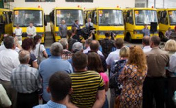 Табачник передал Днепропетровской области школьные автобусы