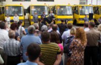 Табачник передал Днепропетровской области школьные автобусы
