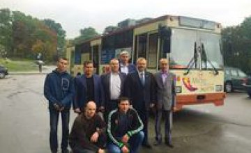 Вилкул - криворожским транспортникам, которые первыми в Украине серийно выпускают гибридный троллейбус: Молодцы! Мастера – золот