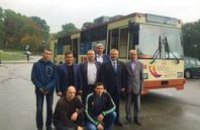 Вилкул - криворожским транспортникам, которые первыми в Украине серийно выпускают гибридный троллейбус: Молодцы! Мастера – золот