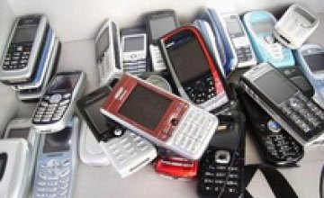 Более 850 днепропетровских пенсионеров получили в подарок мобильные телефоны 