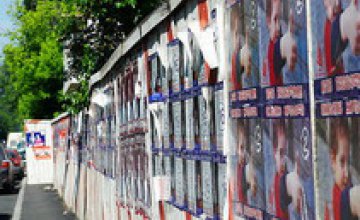 В Днепропетровске женщина незаконно расклеивала агитационные плакаты