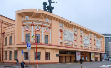 Президент Украины Петр Порошенко присвоил Днепровскому театру им. Шевченко статус национального