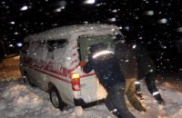 На Днепропетровщине спасатели доставали автомобиль скорой помощи из сугроба
