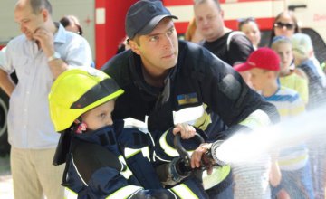 На «Городе профессий» в Днепре  спасатели принимали на работу малышей (ФОТО, ВИДЕО)
