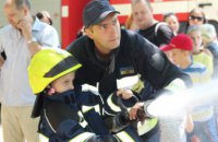 На «Городе профессий» в Днепре  спасатели принимали на работу малышей (ФОТО, ВИДЕО)