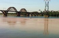 Сегодня в Днепропетровске определят ответственных за маслянисто-ржавое пятно в Днепре 