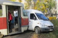 В Днепропетровске трамвай протаранил грузовой микроавтобус (ФОТО)