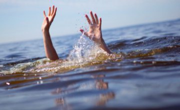 В Николаевской области во время купания в пруду исчез мужчина