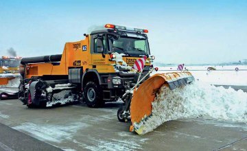 ​Для ликвидации последствий снегопада на дорогах Днепропетровщины за ночь было  задействовано 48 единиц снегоуборочной техники