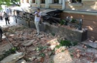 В центре Днепропетровска кирпичный карниз здания ресторана рухнул на мать с ребенком