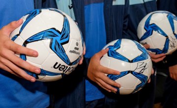 ДнепрОГА подарила ученикам областного физучилища мячи с автографом известного футболиста Андрея Шевченко