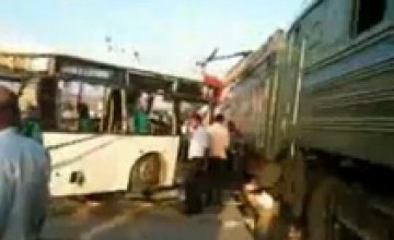 В Баку пассажирский автобус врезался в поезд 