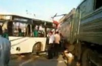 В Баку пассажирский автобус врезался в поезд 
