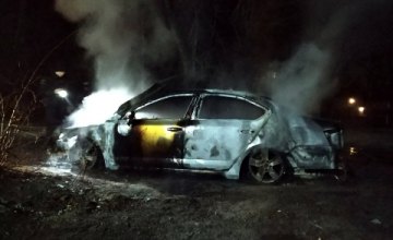 В АНД районе Днепра ночью сгорела легковушка
