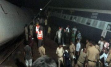 В Индии пассажирский поезд сошел с рельсов: минимум 25 человек погибли