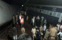 В Индии пассажирский поезд сошел с рельсов: минимум 25 человек погибли