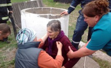 В Ровенской области спасатели вытащили из колодца 72-летнюю старушку