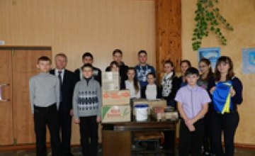 Школьники Синельниковского района собрали продукты и теплые вещи для воинов АТО 