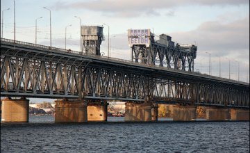 В Днепре заминировали Амурский мост: движение по путепроводу перекрыто