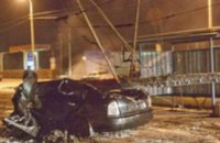 В Днепродзержинске Skoda врезалась в столб и загорелась (ФОТО)