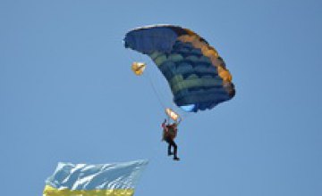 Десантирование парашютистов и спасение утопающих: что происходило на Фестивальном причале в Днепре (ВИДЕО) 