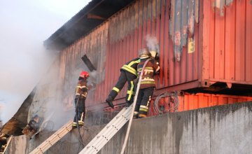 В Киеве 16 машин и 70 спасателей боролись с масштабным пожаром в складских помещениях