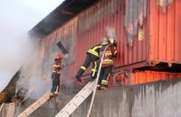 В Киеве 16 машин и 70 спасателей боролись с масштабным пожаром в складских помещениях