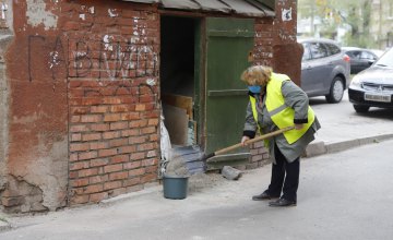 Уборка придомовых территорий зимой: Днепр обеспечен песчано-соляной смесью и инвентарем в достаточном количестве